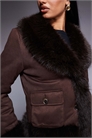Куртка из искусственной замши с контрастной отделкой из искусственного меха шоколадного цвета артикул 146139324