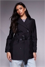 Короткий тренч с поясом черного цвета артикул 149824519
