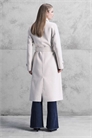 Формальное пальто с поясом и шарфом с кисточками из шерсти кремового цвета артикул 149852122