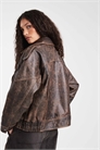 Кожаная байкерская куртка свободного кроя с эффектом «вымытого» и стеганой подкладкой артикул 148660999