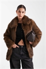 Сверхмягкая пушистая куртка из искусственного меха коричневого цвета артикул 150561566