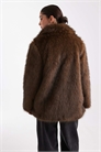Сверхмягкая пушистая куртка из искусственного меха коричневого цвета артикул 150561566