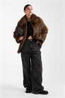 Сверхмягкая пушистая куртка из искусственного меха коричневого цвета артикул 150561566