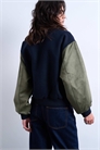 Контрастная замшевая куртка-бомбер в стиле «варсити» в нескольких цветах артикул 144136122