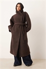 Поясной пальто-миди с воротником-воронкой коричневого цвета артикул 140562556