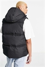 Утепленная жилетка с капюшоном артикул 113516256