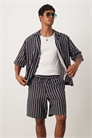 Короткие брюки-шорты длинной длины с коричневыми полосками артикул 148923974