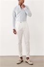 Стильные зауженные брюки-чино из ткани с высоким содержанием хлопка артикул 154275080