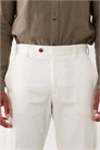 Стильные узкие брюки-чино из ткани с высоким содержанием хлопка артикул 153814494