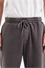 Джоггеры свободного кроя с открытыми манжетами и принтом артикул 154774140