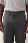Стильные узкие джоггеры артикул 151778554