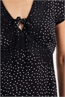 Платье средней длины с завязкой спереди и кружевными деталями, с черным принтом в горошек артикул 152117225