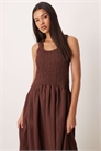 Макси-сарафан с волнистым вырезом и сборками на талии артикул 151966740