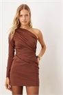 Мини-платье с драпировкой на одном плече артикул 153018670