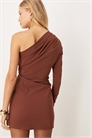 Мини-платье с драпировкой на одном плече артикул 153018670