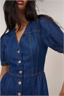 Джинсовое мини-платье с короткими рукавами и расклешенным низом синего цвета артикул 153681988