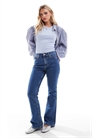 ASOS DESIGN Джинсы-клёш средней посадки для миниатюрных девушек, средне-синего цвета артикул 135188026