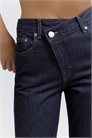 Джинсы с прямыми брючинами и перекрещивающимся поясом артикул 155580452