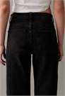 Удобные джинсы с прямыми брючинами из эластичной ткани артикул 153917495