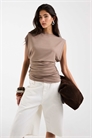 Майка с свободным кроем, расслабленной горловиной и сборками на талии артикул 153750911