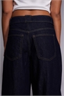 Джинсы свободного кроя с широкими брючинами артикул 150976293