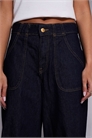 Джинсы свободного кроя с широкими брючинами артикул 150976293