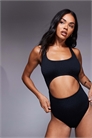 Черный купальник с вырезом и гофрированной отделкой артикул 127284350