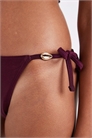 Бикини-трусики с завязками по бокам и отделкой из ракушки артикул 152320228
