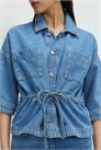 Топ из денима с завязками спереди артикул 156297852