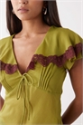 Топ из оливкового зеленого чая с контрастной кружевной отделкой артикул 151385059