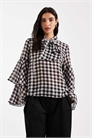 Блузка из ткани в клетку с завязками на шее и многослойными манжетами артикул 152350965