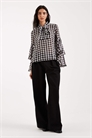 Блузка из ткани в клетку с завязками на шее и многослойными манжетами артикул 152350965