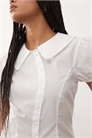 Рубашка облегающего кроя с асимметричной застежкой на пуговицах и рукавами-буфетками артикул 153192852
