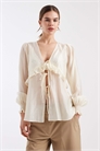 Блузка из полупрозрачного шифона с завязками, разрезом спереди и оборками артикул 153494814