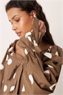 Блузка свободного кроя с круглым вырезом и завязками артикул 153665722