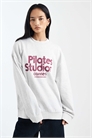 Свитшот свободного кроя с принтом студии пилатеса артикул 153366112