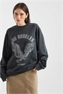 Свитшот свободного кроя с изображением орла артикул 153365805