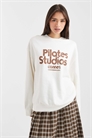 Свитшот свободного кроя с принтом студии пилатеса артикул 153365803