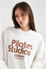 Свитшот свободного кроя с принтом студии пилатеса артикул 153365803