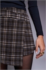 Мини-юбка-шорты с матовой отделкой и шоколадным клетчатым принтом артикул 149436585