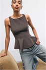 Топ без рукавов с баской артикул 155807331