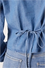 Рубашка из денима с оборками, объемным воротником и завязками сзади артикул 153682008
