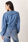 Рубашка из денима с оборками, объемным воротником и завязками сзади артикул 153682008