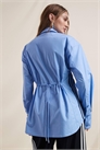 Рубашка с затянутой талией и плечевыми накладками артикул 150369510