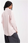 Рубашка свободного кроя из атласа с контрастным поясом артикул 153983125