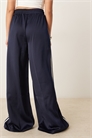 Джоггеры из атласа с широкими брючинами артикул 141910177