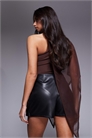 Мини-юбка из полиуретана с вырезом артикул 155002437