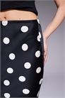 Юбка средней длины из атласа в горошек с косой отстрочкой артикул 152230104