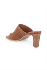 Сандалии-муле из замши с замковым застежкой на носке и каблуком-блок артикул 155818216