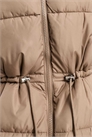 Пуховик с акцентом на талии артикул 130502716